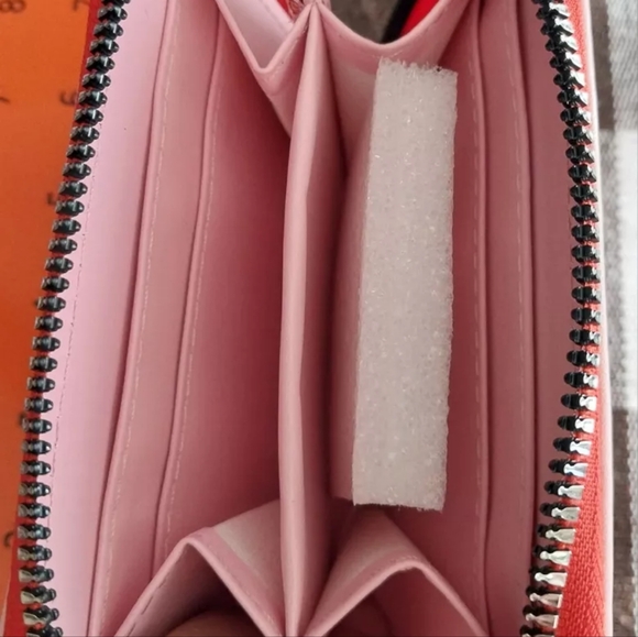 3D Strawberry Figure Graphic Small Wallet with Strawberry Keychain 🍓 - Picture 4 of 4